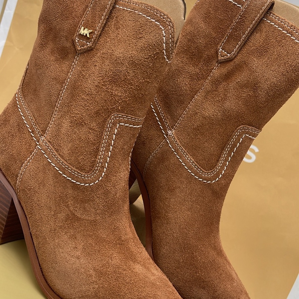 Michael Kors WAVERLY HEELED BOOTIE JUNGLE SUEDE
49F4WVME6S
LUGGAGE - Picture 7 of 16